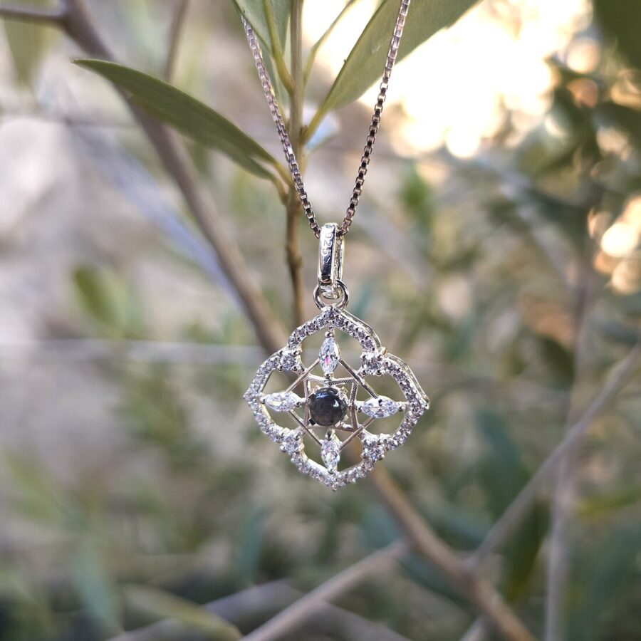 Ženski srebrni privjesak EMILIA, labradorit i bijeli topaz Ženski srebrni privjesak EMILIA, labradorit i bijeli topaz