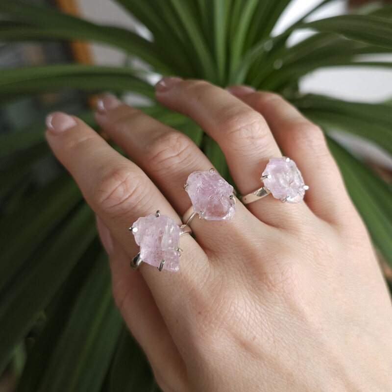 Ženski prstan iz srebra RAW BEAUTY, Kunzit Ženski prstan iz srebra RAW BEAUTY, Kunzit