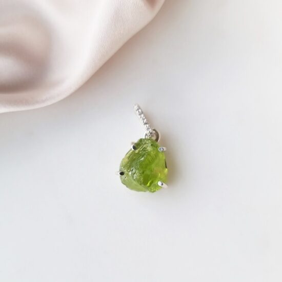 Ungeschliffener Pavé-Anhänger - Peridot - Seraphina