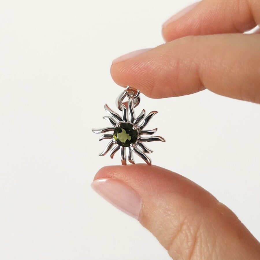 Ženski obesek iz srebra SUN, Moldavit